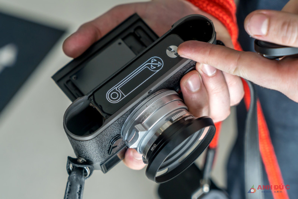 Leica M6 mang lại một cảm giác hoài cổ của một chiếc máy phim 