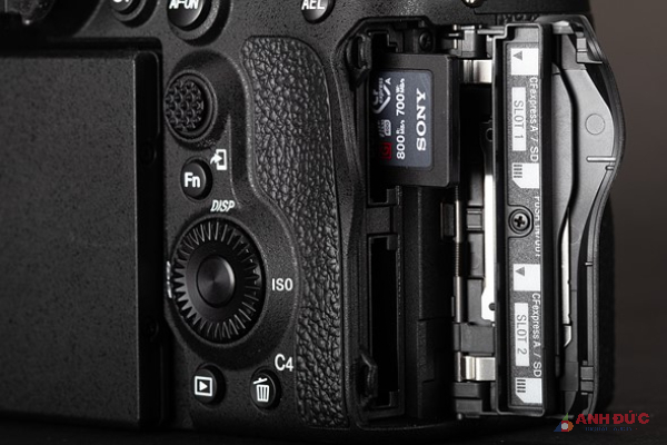 Sony A7RV có 2 khe thẻ nhơ sử dụng thẻ SD UHS-II và CFexpress Type A