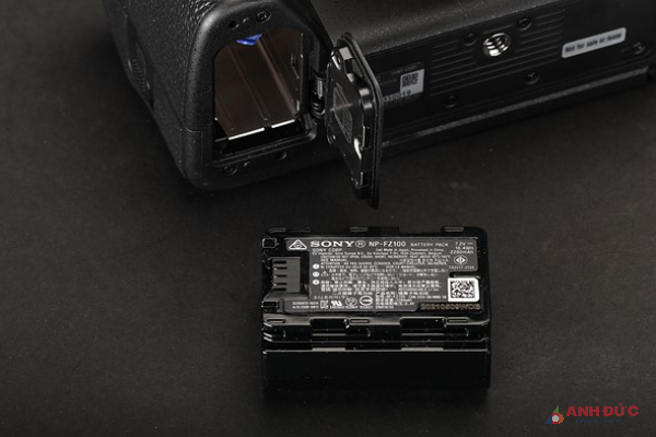 Sony A7RV vẫn sử dụng viên pin quen thuộc NP-Z100