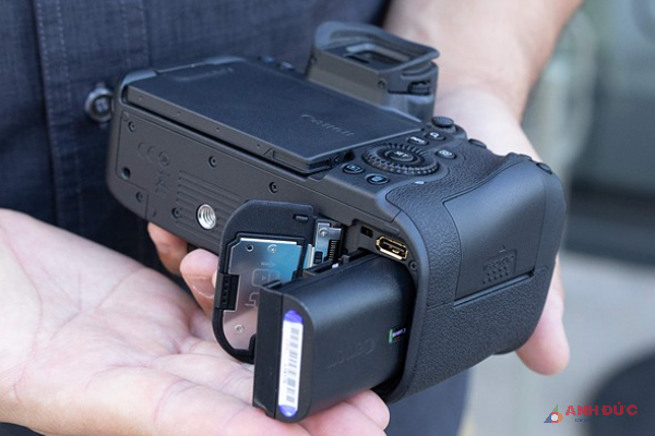 Canon EOS R6 Mark II sử dụng viên pin LP-E6NH