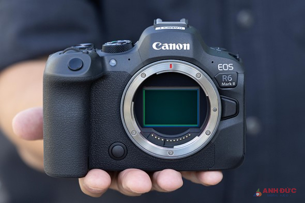 Canon R6 Mark II có một số thay đổi nhỏ so với người tiền nhiệm