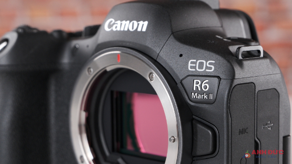 Khả năng quay phim được đẩy mạnh hơn trên Canon R6 Mark II