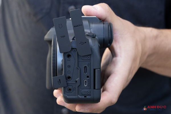 Canon R6 Mark II vẫn giữ các các thức kết nối cơ bản từ chiếc máy cũ
