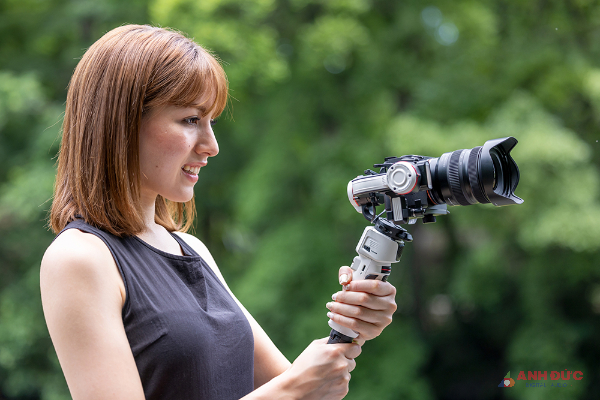 Khi chụp hình hay quay phim, ống kính lấy nét nhanh ở bất kì vị trí tiêu cự nào