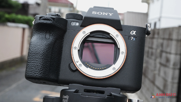 Sony A7S III tập trung vào khả năng quay phim và xử lý hình ảnh trong điều kiện ánh sáng yếu
