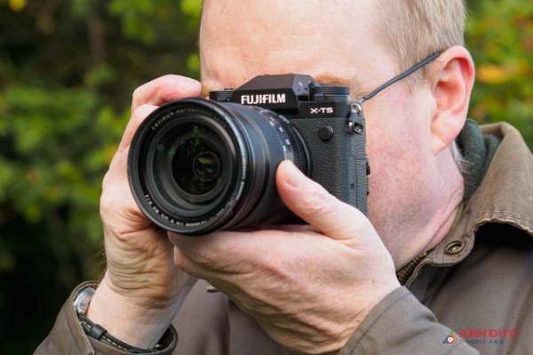 Fujifilm X-T5 lại có kính ngắm điện tử lớn hơn với 3.69 triệu điểm ảnh