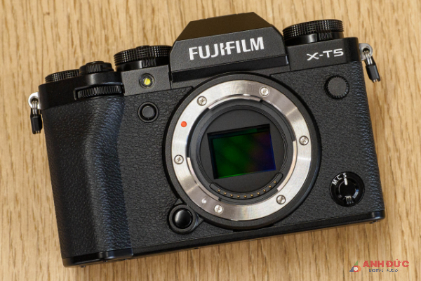 Fujifilm X-T5 sử dụng cảm biến APS-C XTrans CMOS 5 HR 40.2MP