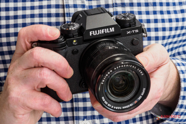 Fujifilm X-T5 cũng được làm nhỏ đi với kích thước chỉ lớn hơn X-T1 một chút