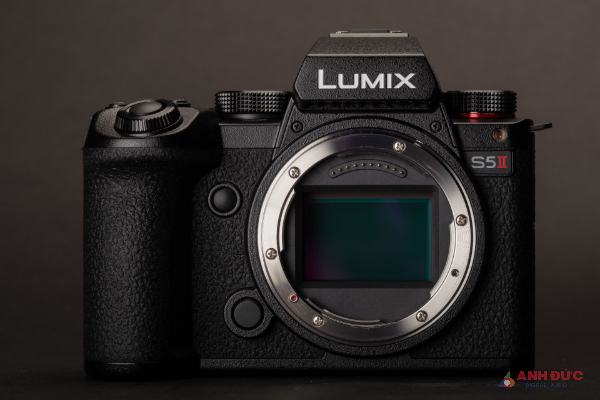 Lumix S5II và Lumix S5IIX sử dụng cảm biến Fullframe CMOS 24.2 MP và hệ thống xử lý hình ảnh mới