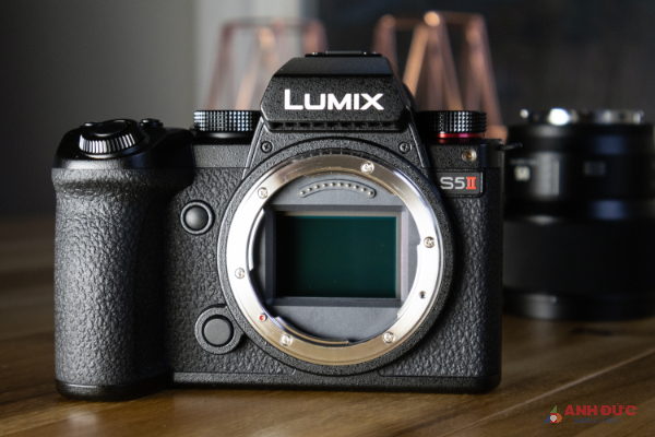 Lumix DC-S5 II sử dụng cảm biến CMOS 24.4 MP mới có khả năng lấy nét theo pha