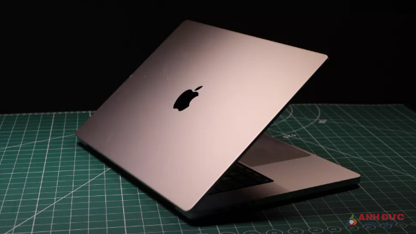 MacBook Pro 16 2023 giống một máy trạm di động được thiết kế để chủ yếu sử dụng trên bàn làm việc