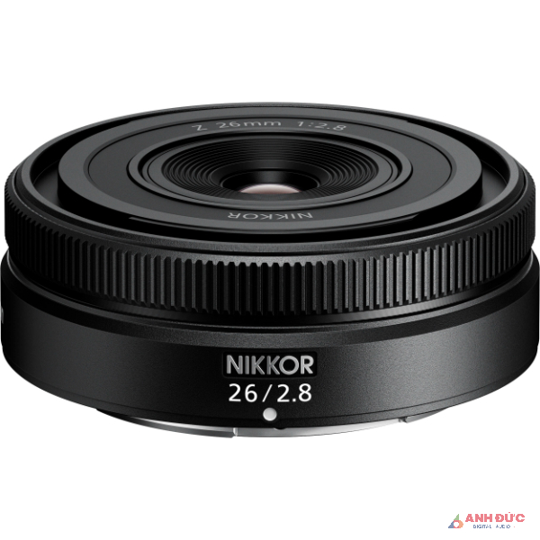 Nikon Z 26mm F2.8 là một trong những ống kính nhỏ gọn nhất về cả kích thước và trọng lượng