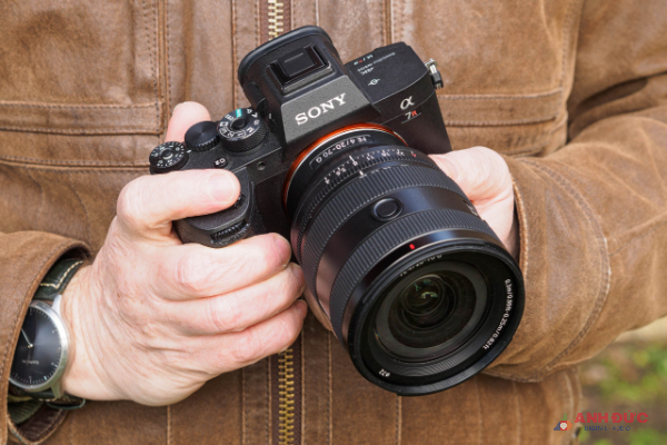 Sony FE 20-70mm F4 G có nhiều công nghệ mới hỗ trợ mạnh mẽ việc quay phim