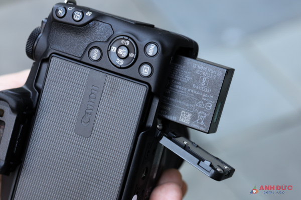 Canon EOS R50 sử dụng viên pin LP-E17 như các máy ảnh nhỏ gọn khác của Canon