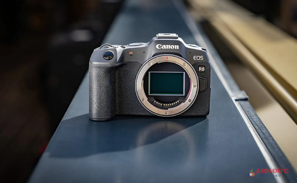 Canon EOS R8 là bản nâng cấp mạnh mẽ của RP
