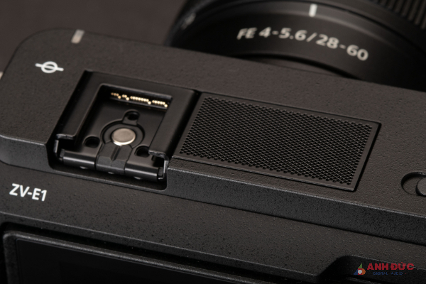 Sony ZV-E1 được trang bị 3 micro dạng viên nén đa định hướng giúp chất lượng thu âm được tốt hơn