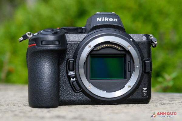 Nikon Z5 sở hữu cảm biến CMOS 24MP với dải nhạy sáng trong khoảng 100-51200