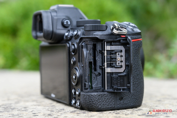 Nikon Z5 có 2 khe thẻ nhớ SD chuẩn UHS-II được đặt lệch nhau
