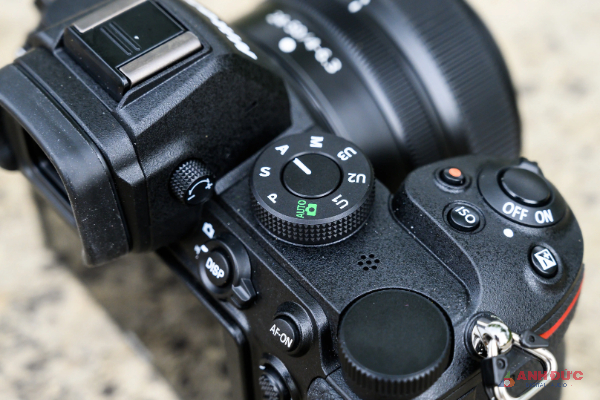 Các nút quay phim, ISO và bù trừ sáng được đặt ở gần nút chụp