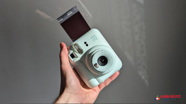 Cơ chế văn ống kính để khởi động máy ảnh là điểm mới trêtrInstax Mini 12
