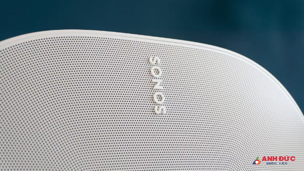 Lưới tản nhiệt của Sonos Era 300 được làm bằng vật liệu cứng nên khá dễ bám bụi