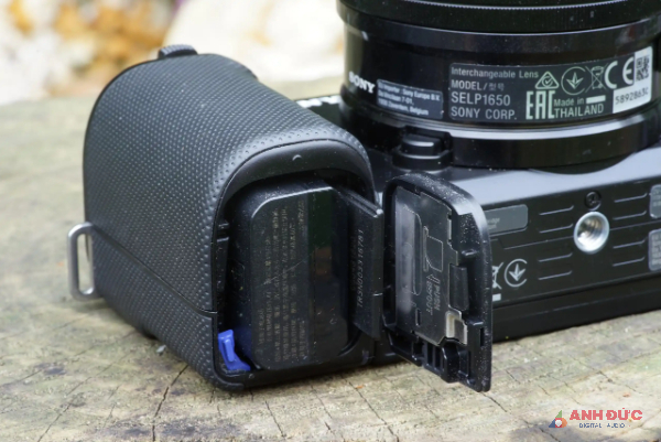 Sony ZV-E10 sử dụng viên pin NP-FW50 như các máy ảnh APS-C khác