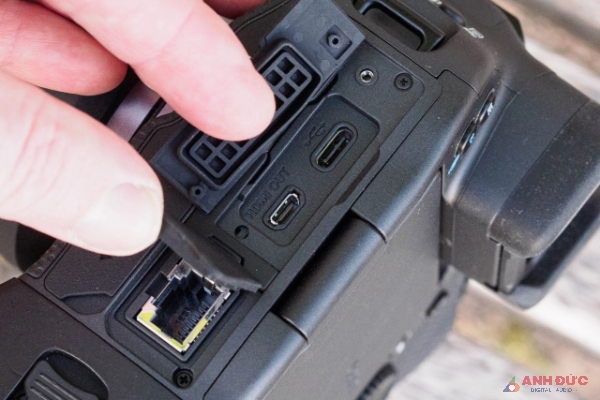 Canon EOS R3 được trang bị các kết nối chuyên nghiệp dể truyền tệp nhanh chón