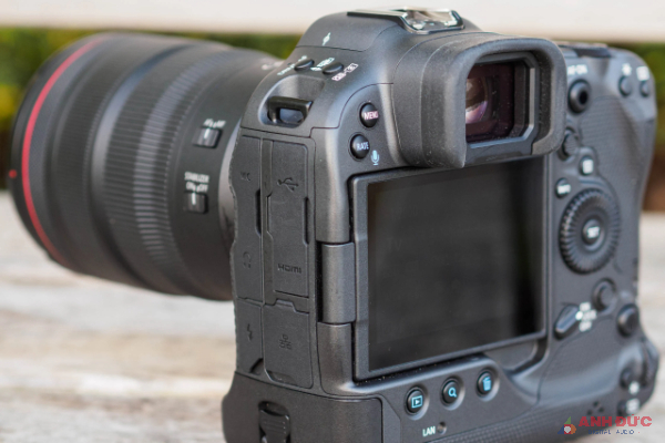 Canon EOS R3 được trang bị kính ngắm 5.76 triệu điểm ảnh với tần số quét lên đến 120Hz