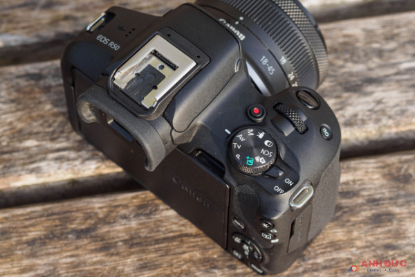 Canon EOS R50 mượn nhiều chi tiết từ M50 Mark II với bố cục phím điều khiển tương tự