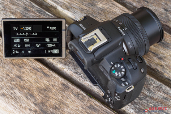 Canon EOS R50 có màn hình cảm ứng xoay lật 3-inch, độ phân giải 1.62 triệu điểm ảnh