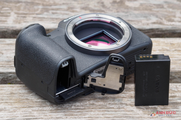Canon EOS R8 sử dụng viên pin LP-E17 tương tự như EOS RP