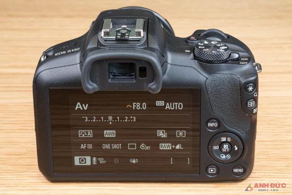Canon EOS R100 có màn hình được gắn liền vào máy