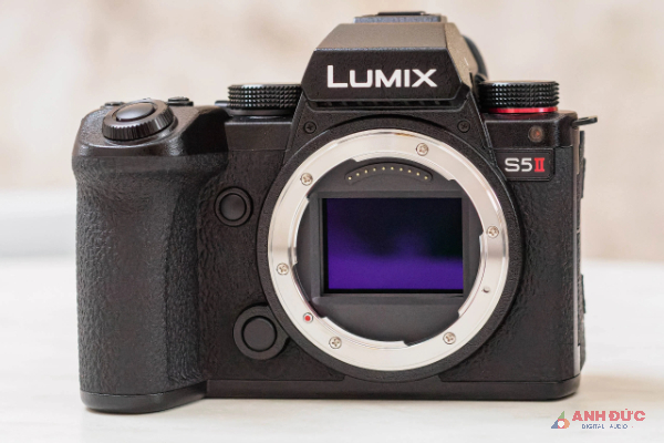 Lumix S5 II sử dụng cảm biến 24MP sử dụng hệ thống lấy nét theo pha mới