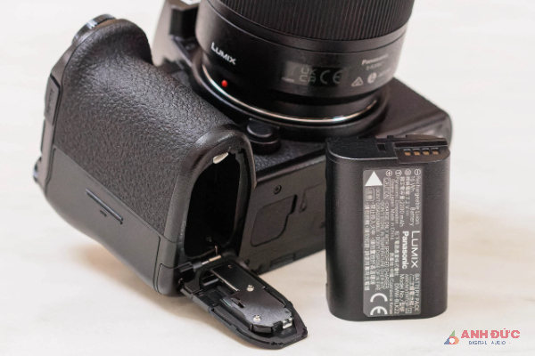 Lumix S5 II sử dụng viên pin DMW-BLK22 cho thời lượng chụp ảnh lên đến 370 tấm