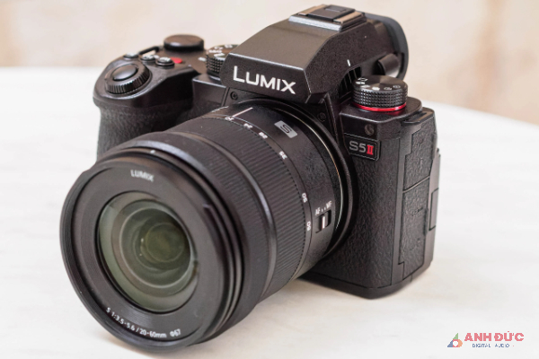 Panasonic Lumix S5 II về cơ bản vẫn giữ nguyên bố cục trên dòng Lumix S5