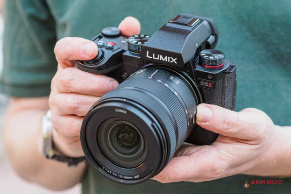 Lumix S5 II không có công tắc chuyển chế độ quay chụp mà sẽ có một chế độ quay phim riêng