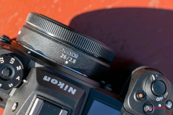 Ống kính Nikkor Z 26mm f/2.8 cực kỳ nhỏ và nhẹ