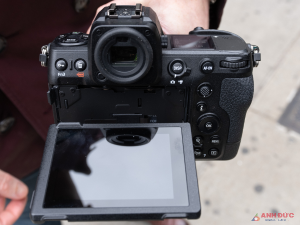 Màn hình và kính ngắm của Nikon Z8 có chất lượng hiển thị tốt