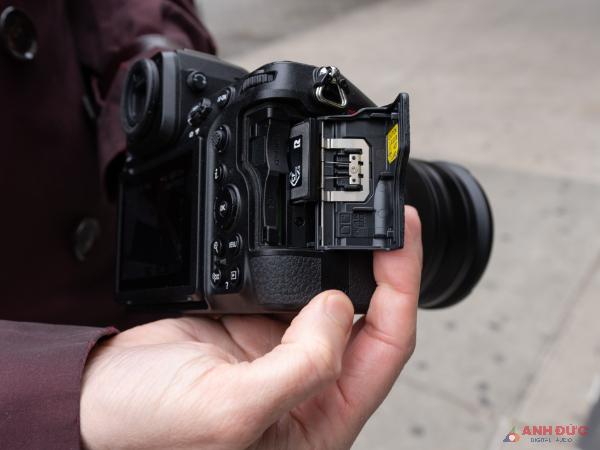 Nikon Z8 có 2 khẻ thẻ nhớ CFexpress Type B và SD UHS-II