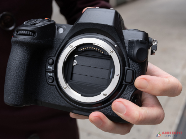 Nikon Z8 được trang bị một màn trập bảo vệ cảm biến