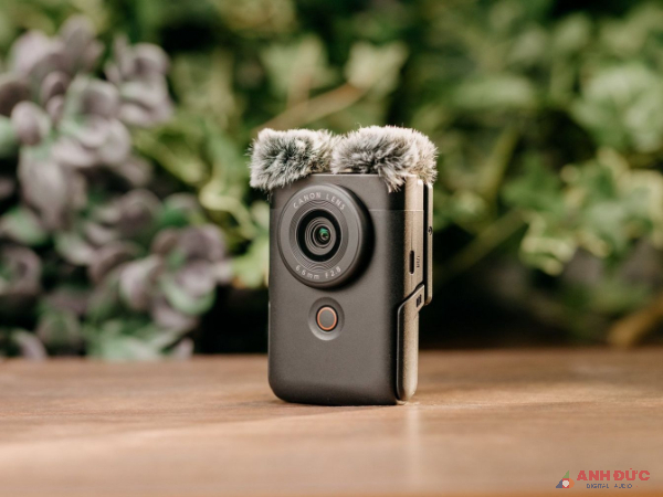 Canon PowerShot V10 có hai micro âm thanh nổi lớn để thu âm ở phía trước hoặc phía sau máy