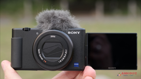 Một ống kính rộng hơn sẽ phù hợp với chiếc máy vlog nhỏ gọn