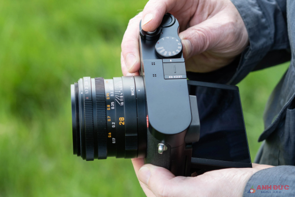 Màn hình trên Leica Q3 là màn hình LCD có thể lật theo 2 chiều