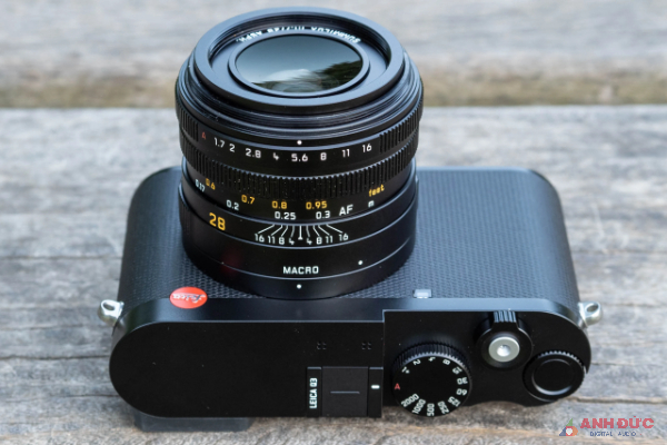 Leica Q3 được gắn liền với ống kính Summilux 28mm f/1.7 ASPH