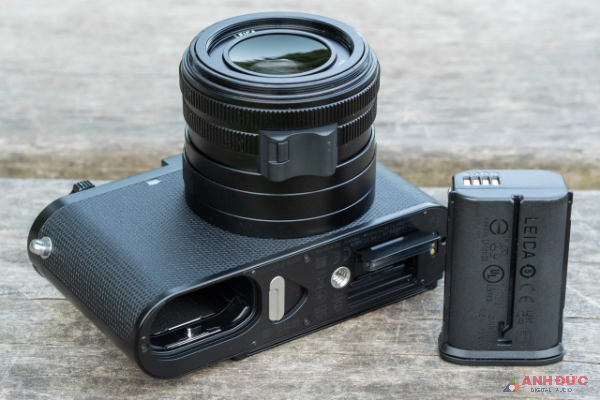 Leica Q3 1 khe thẻ UHS-II SD ở phía đưới đáy máy và sử dụng viên pin BP-SCL6 Li-ion