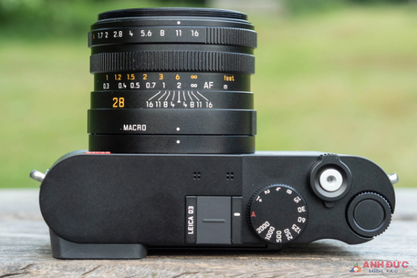 Leica Q3 gần giống những người tiền nhiệm với kiểu dáng cổ điển, nhưng có một số thay đổi lớn phía sau
