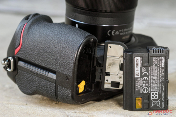 Nikon Z8 sử dụng viên pin EN-EL15C quen thuộc của Nikon