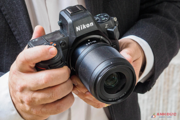 Nikon Z8 là một phiên bản thu nhỏ của Z9 khi không sở hữu phần báng cầm tích hợp