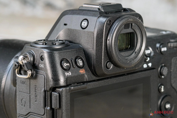 Nikon Z8 được trang bị kính ngắm có độ phân giải 3.69 triệu điểm ảnh