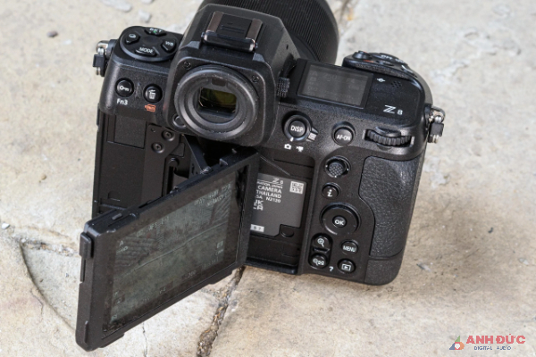 Nikon Z8 có màn hình phía sau 3.2-inch và có độ phân giải 2.1 triệu điểm ảnh tương tự như Z9